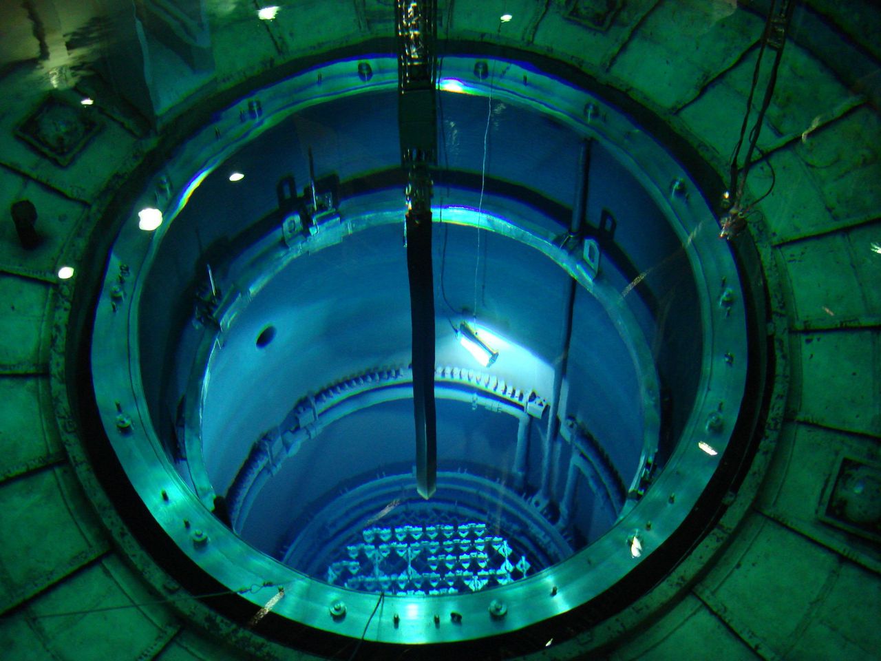 Garoña - Vasija del reactor durante recarga de combustible